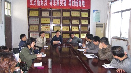 江西弋阳县电教站调研省级现代教育技术示范校迎检工作