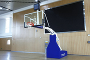 邁冠/MAI GEN NUM品牌  邁冠/MAI GEN NUM MGLA-005 手動液壓籃球架  底座長1.95m、伸臂2.55m 適合最小場地尺寸34.7m 配高強度安全玻璃籃板籃架 二十四秒另配
