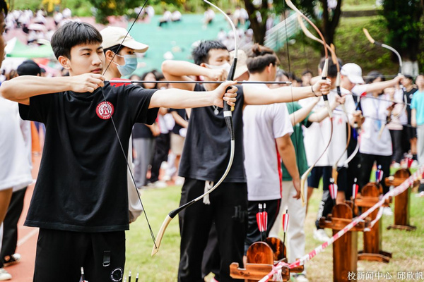 广州华商职业学院万名师生一同参与趣味运动会