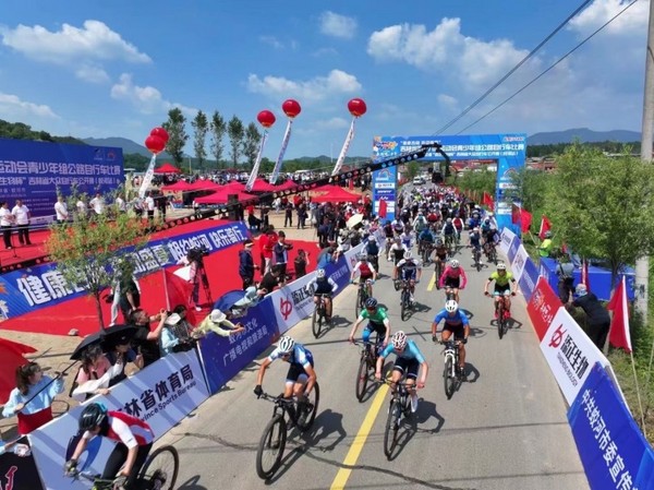 吉林省第十九届运动会青少年组公路自行车比赛暨大众自行车公开赛在蛟河举行
