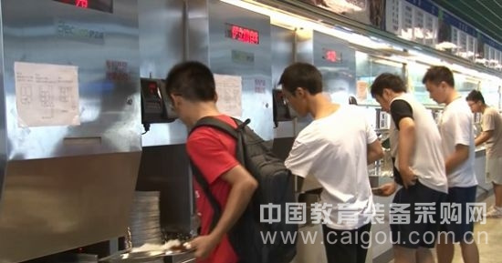 方形“機器人”伊立浦自動打飯機風靡學校食堂