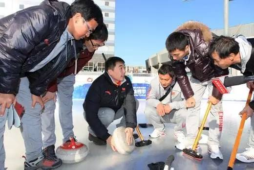 发展冰雪运动特色校 需破解场地师资问题
