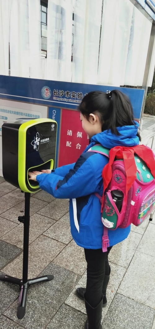 共消樂手部消毒機，為學校開學季助力