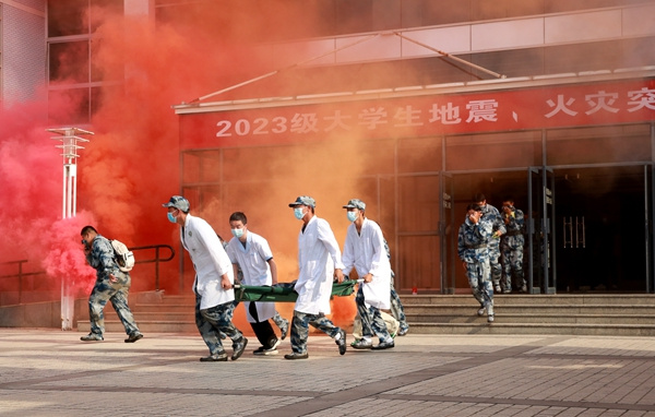西北农林科技大学5200余名师生参加军训战备基础训练暨应急疏散演练