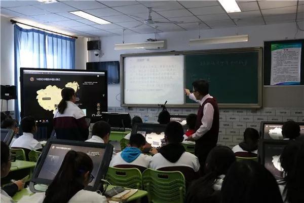 中教啟星歷史VR教學系統首秀 師生集體“玩穿越”
