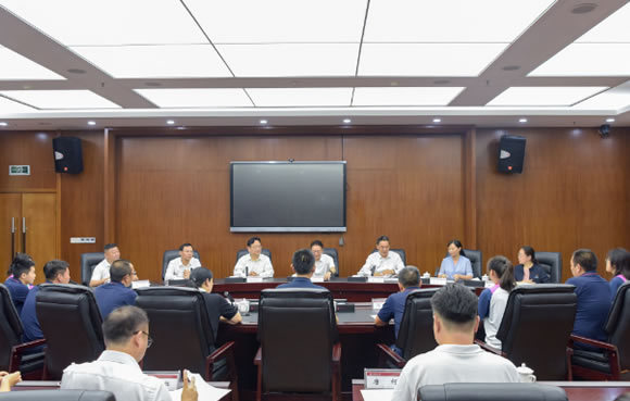 瀘州市委書記楊林興來西南醫科大學看望慰問學校女子足球隊