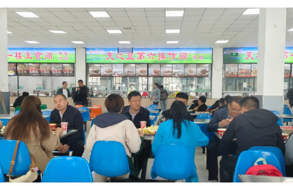 甘肃民族师范学院党委副书记、校长贡力走进食堂与毕业生代表共进午餐