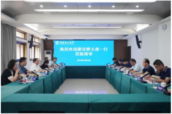 淮南市政協主席蔡宜驊一行到安徽理工大學新能源與智能網聯汽車學院調研