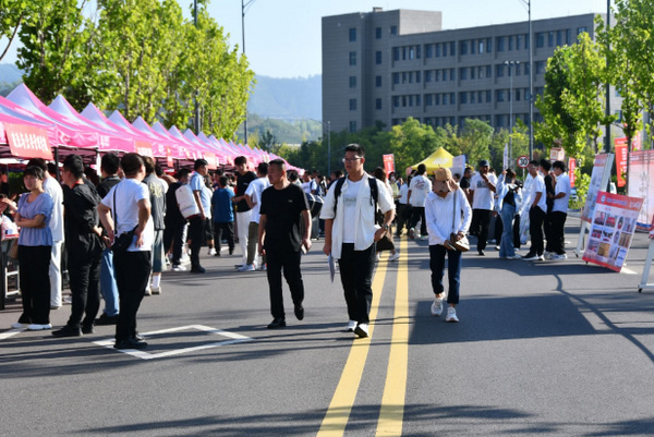 【开学报到】延安大学喜迎2024级新生入学报到