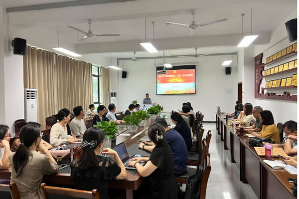 西南医科大学党委理论讲师团成员为外国语学院党委作党的二十届三中全会精神宣讲