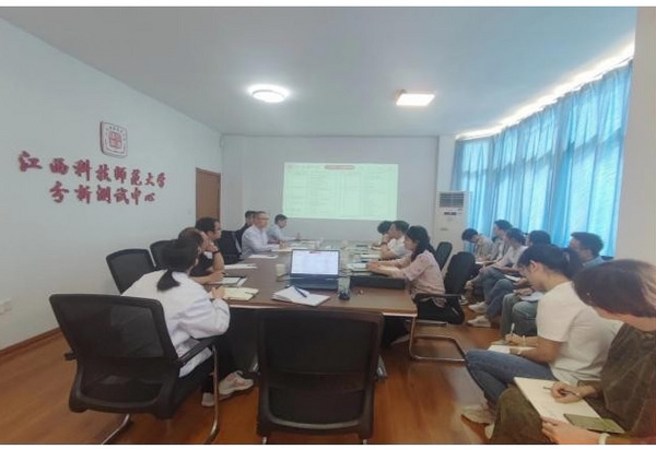 1728953035899837.jpg 贛江新區創新發展局謝沐副局長一行來江西科技師范大學分析測試中心調研