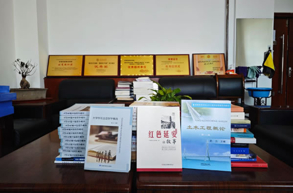 甘肅民族師范學院貢力校長向學校圖書館捐贈圖書