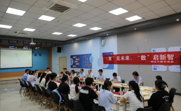 南昌師范學院校長杜建強參加師生午餐會