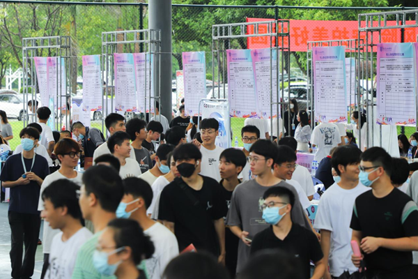 龍巖市2022年公共就業服務“百企千崗進校園”活動在閩西職業技術學院舉行