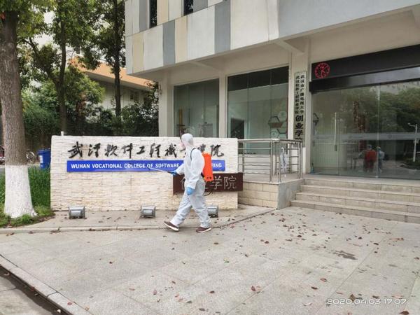 武漢軟件工程職業學院:三次消毒清潔,確保校園安全!