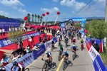 吉林省第十九届运动会青少年组公路自行车比赛暨大众自行车公开赛在蛟河举行