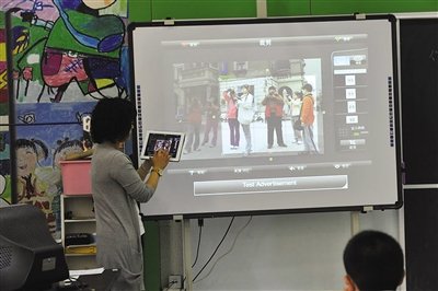 白家庄小学的老师在用iPad给学生上课,很多学生觉得这样的课很新鲜。资料图片