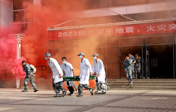 西北农林科技大学5200余名师生参加军训战备基础训练暨应急疏散演练