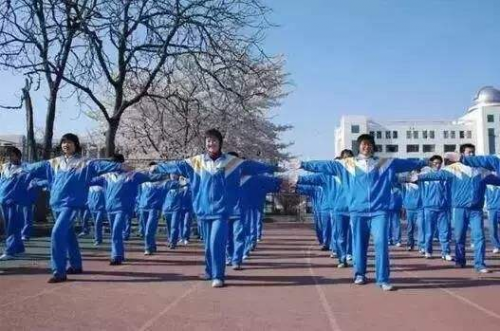 地球都要流浪了,中國學生依舊沒能穿上好看的校服
